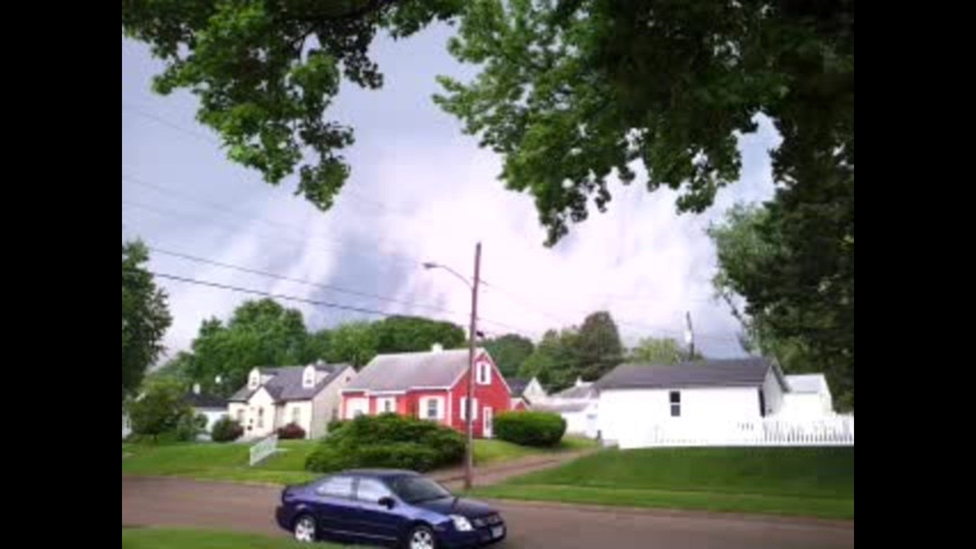 Shelf cloud over Davenport 6-24-13 video from Traci Hensel