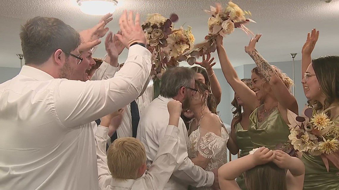 Aledo nurse ties knot alongside her nursing home residents