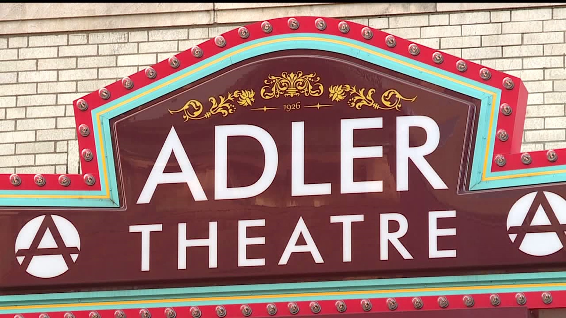 Adler Theater gets recognized for its sign