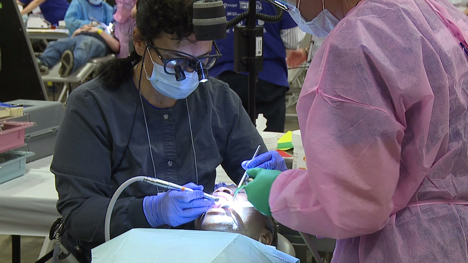 Free dental clinic draws hundreds to Davenport