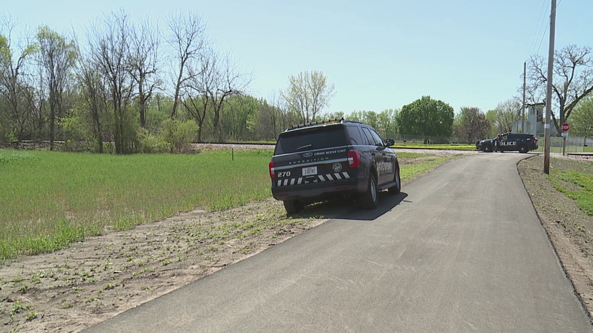 Davenport police conduct death investigation near railroad tracks