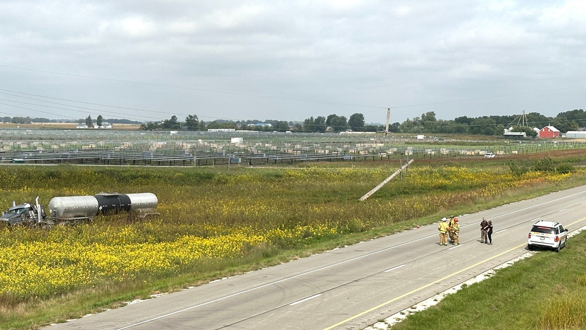 Semitruck hits pole outside Monmouth, causes power outages - Vimarsana News
