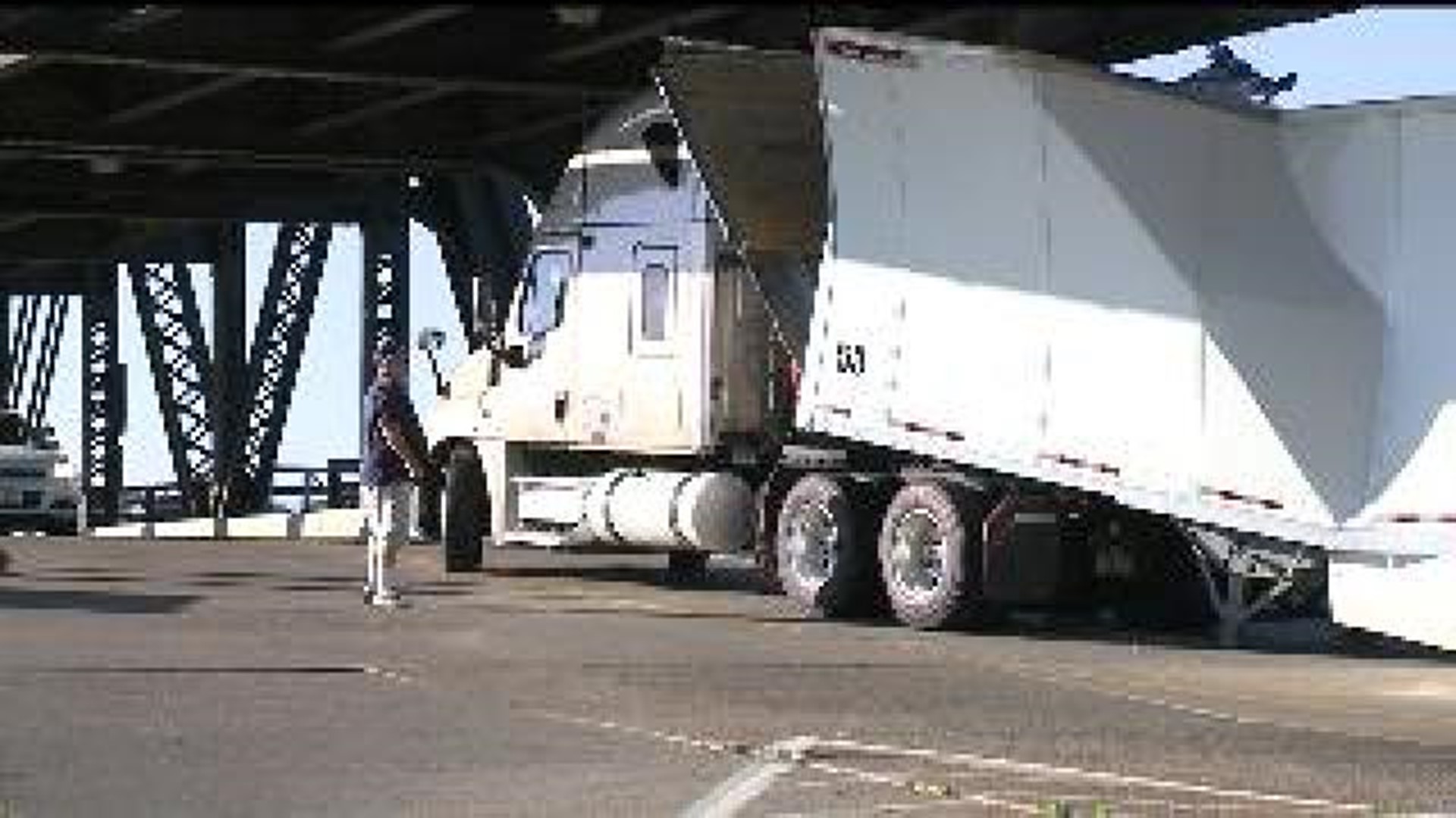 Truck wedged on Arsenal Bridge temporarily stops traffic