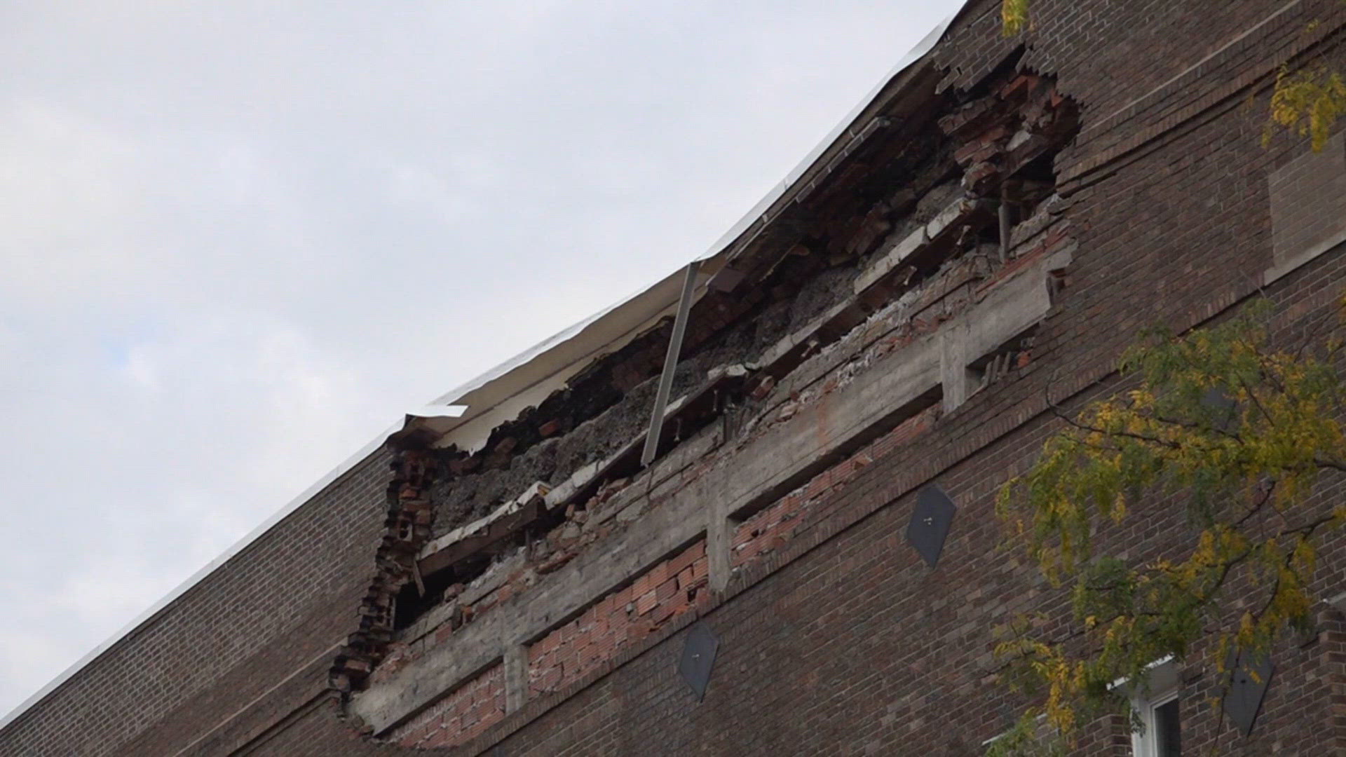 Facade of downtown Muscatine building partially collapses | wqad.com