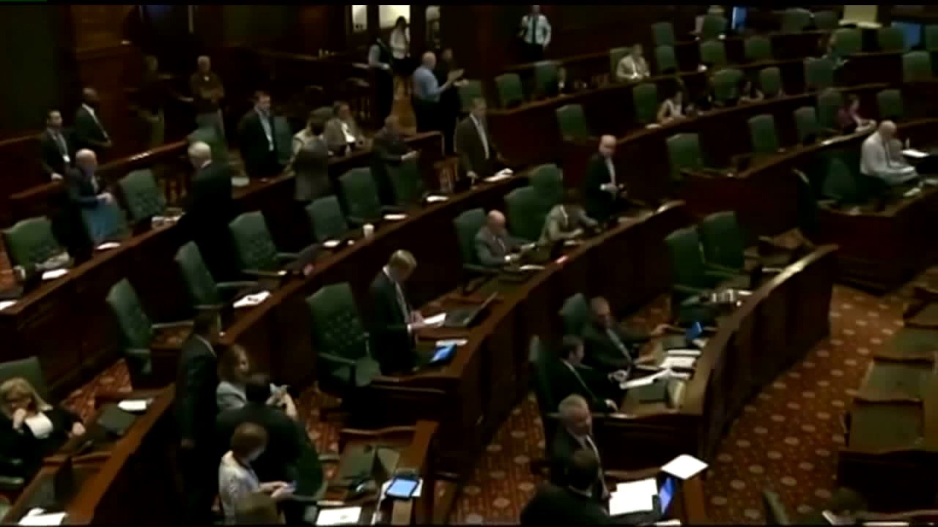 Illinois lawmakers continue special session