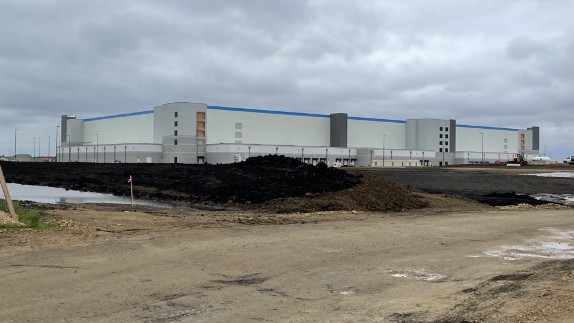 Amazon distribution center in Davenport hopes to open in August