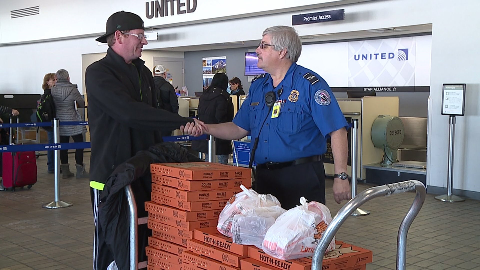 Moline man brings pizza to TSA employees