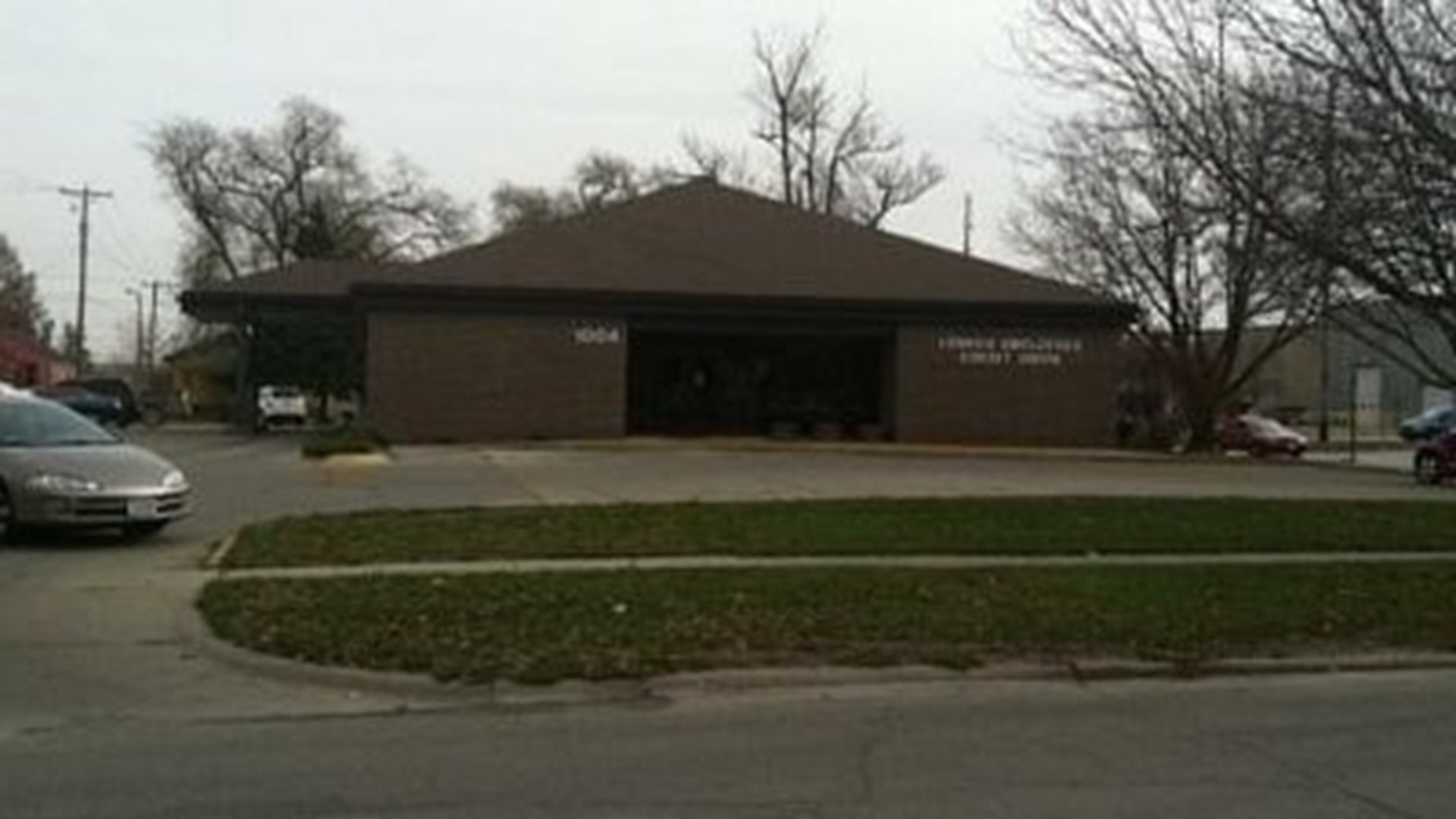 Iowa police officer shot chasing robbery suspect