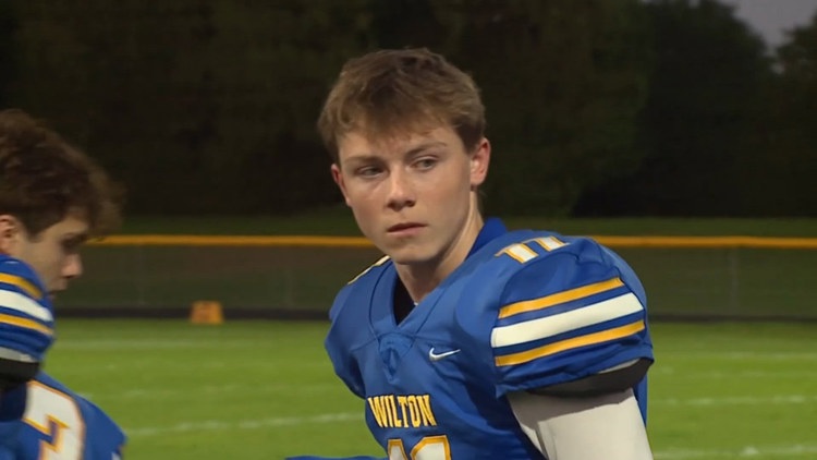 Iowa high school student returns to football team after cancer battle