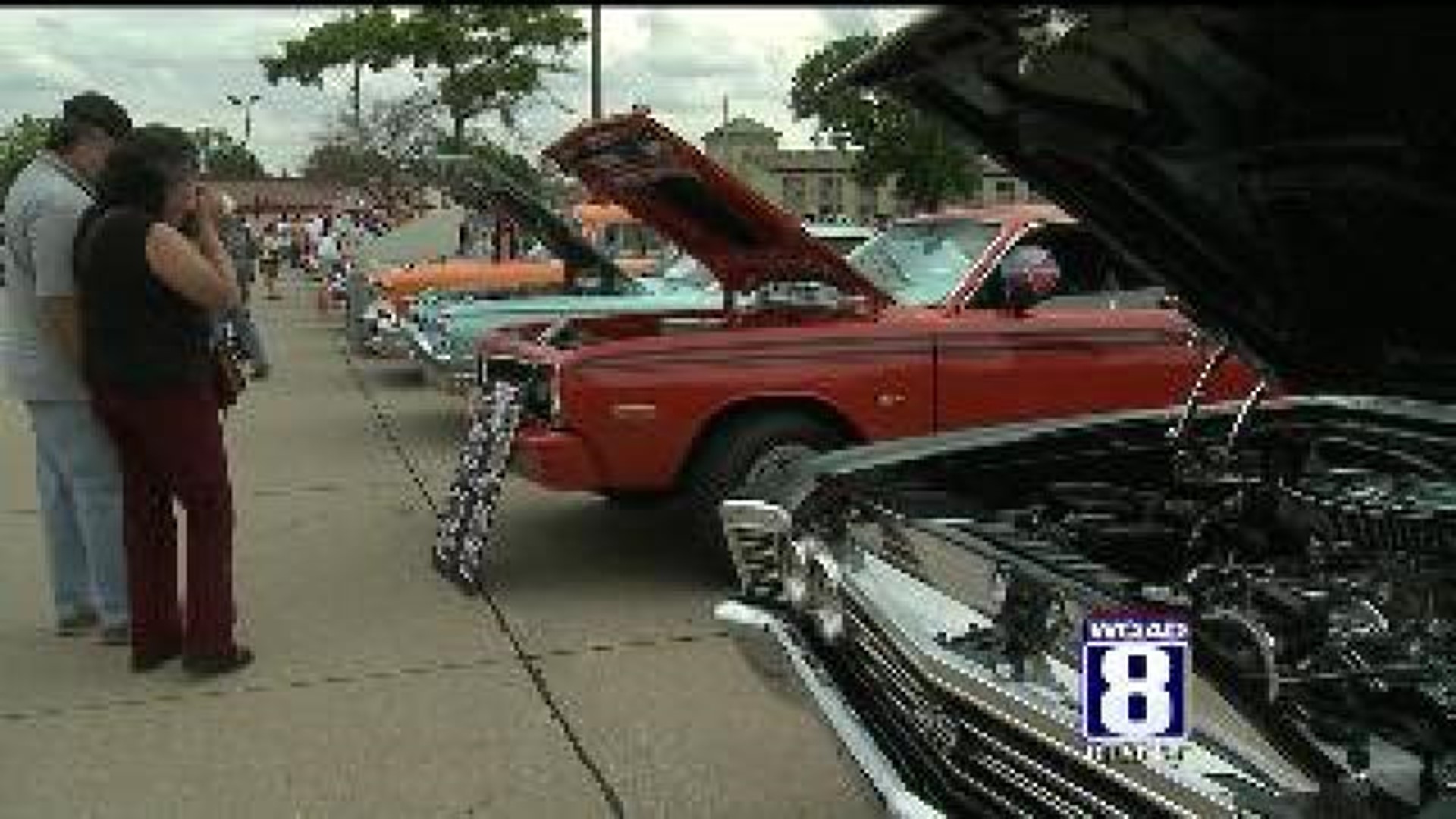 Quad Cities Cruisers hold car show in Moline