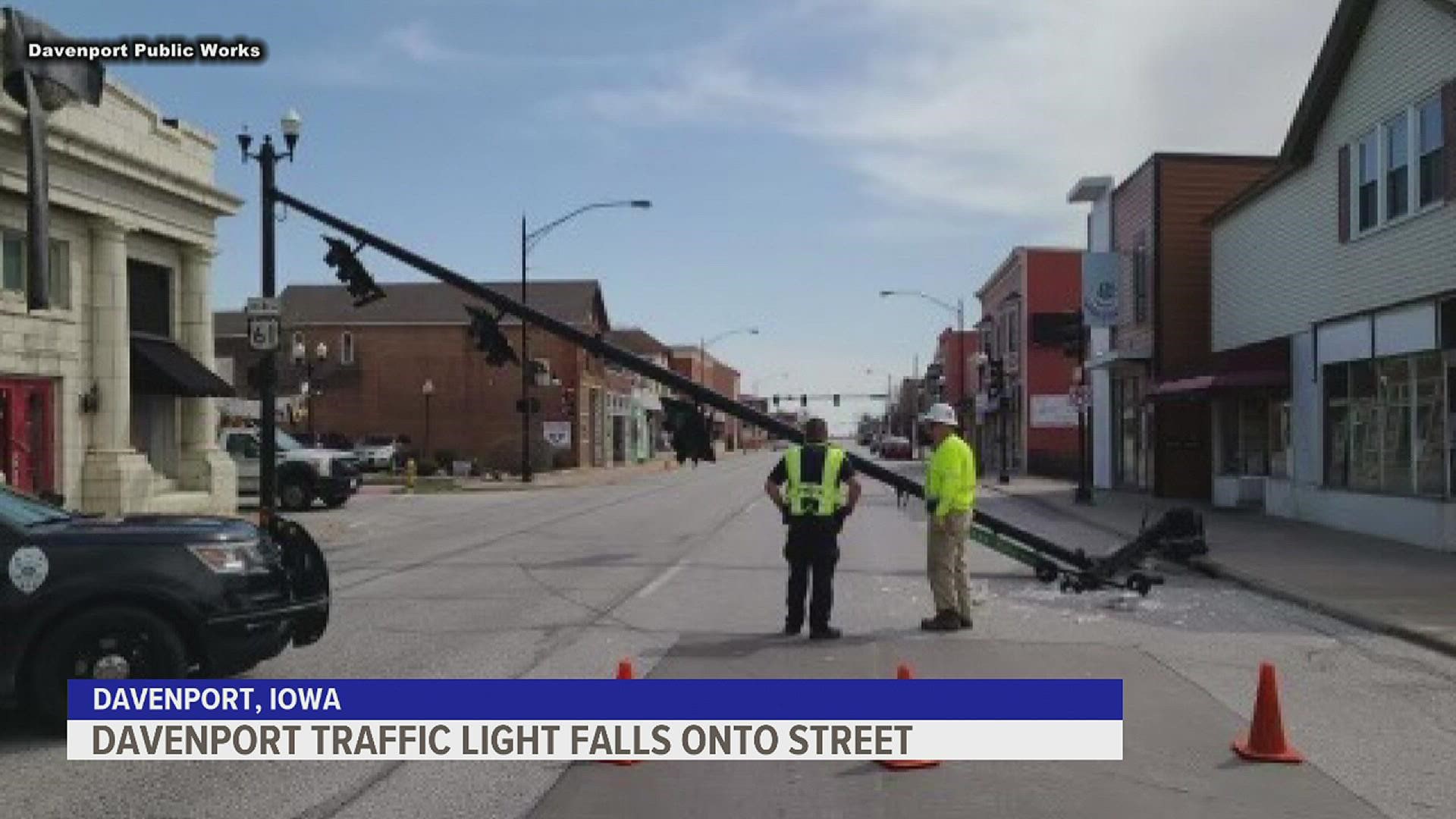 A traffic light on Harrison and 16th fell into the roadway on Sunday, blocking traffic for several hours.