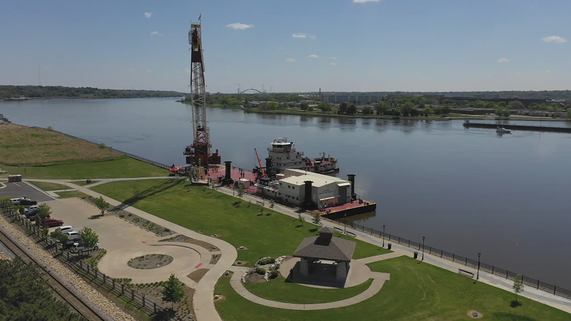 New Quad Cities crane barge has advantages over predecessor