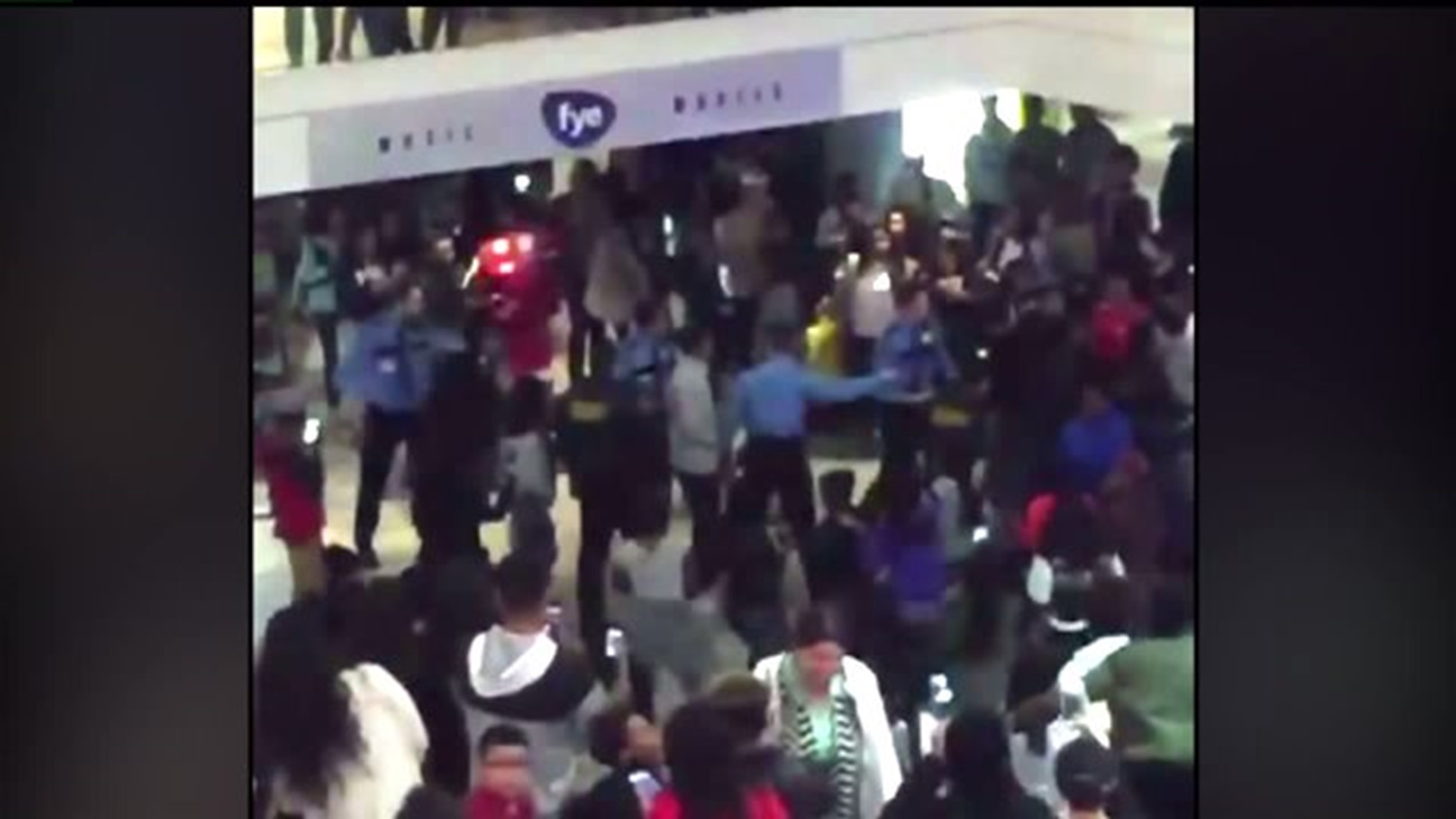 Aurora, Illinois mall: fight breaks out