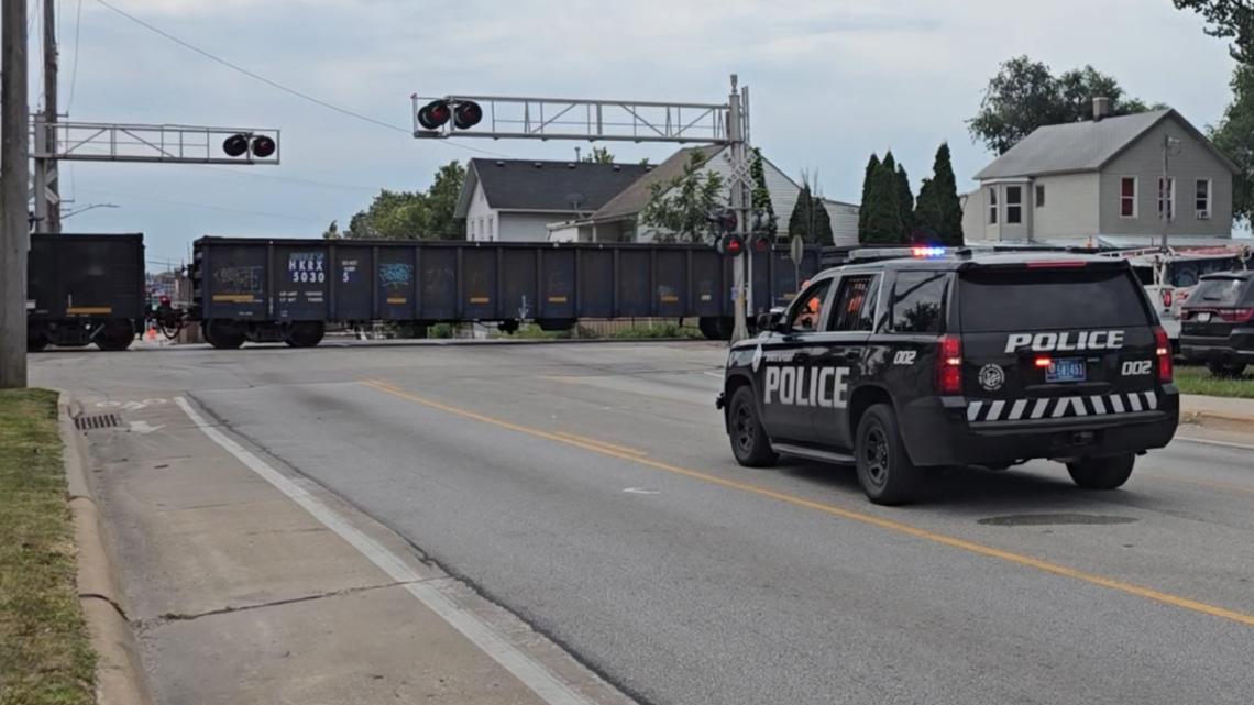Train strikes car in Davenport 08/14