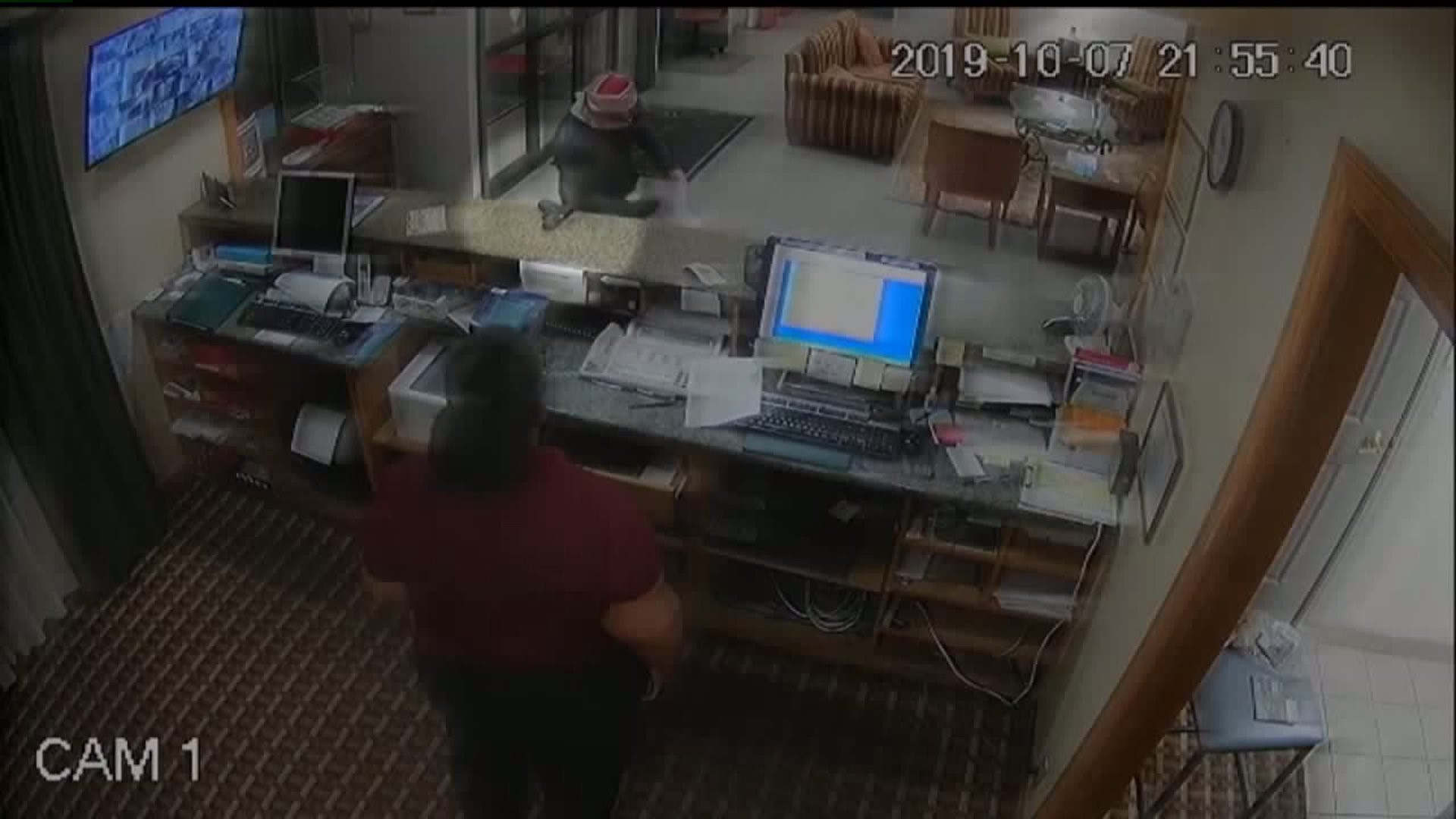 Quick-thinking hotel worker scares off robber with his own gun
