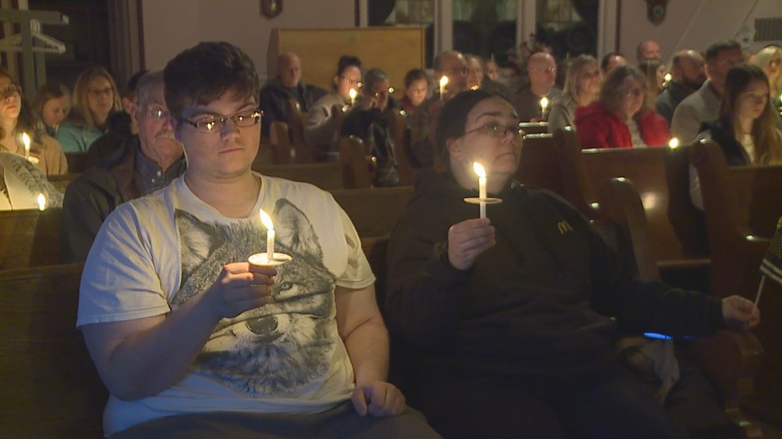 Candlelight Vigil Honors Former Maquon Police Chief | Wqad.com