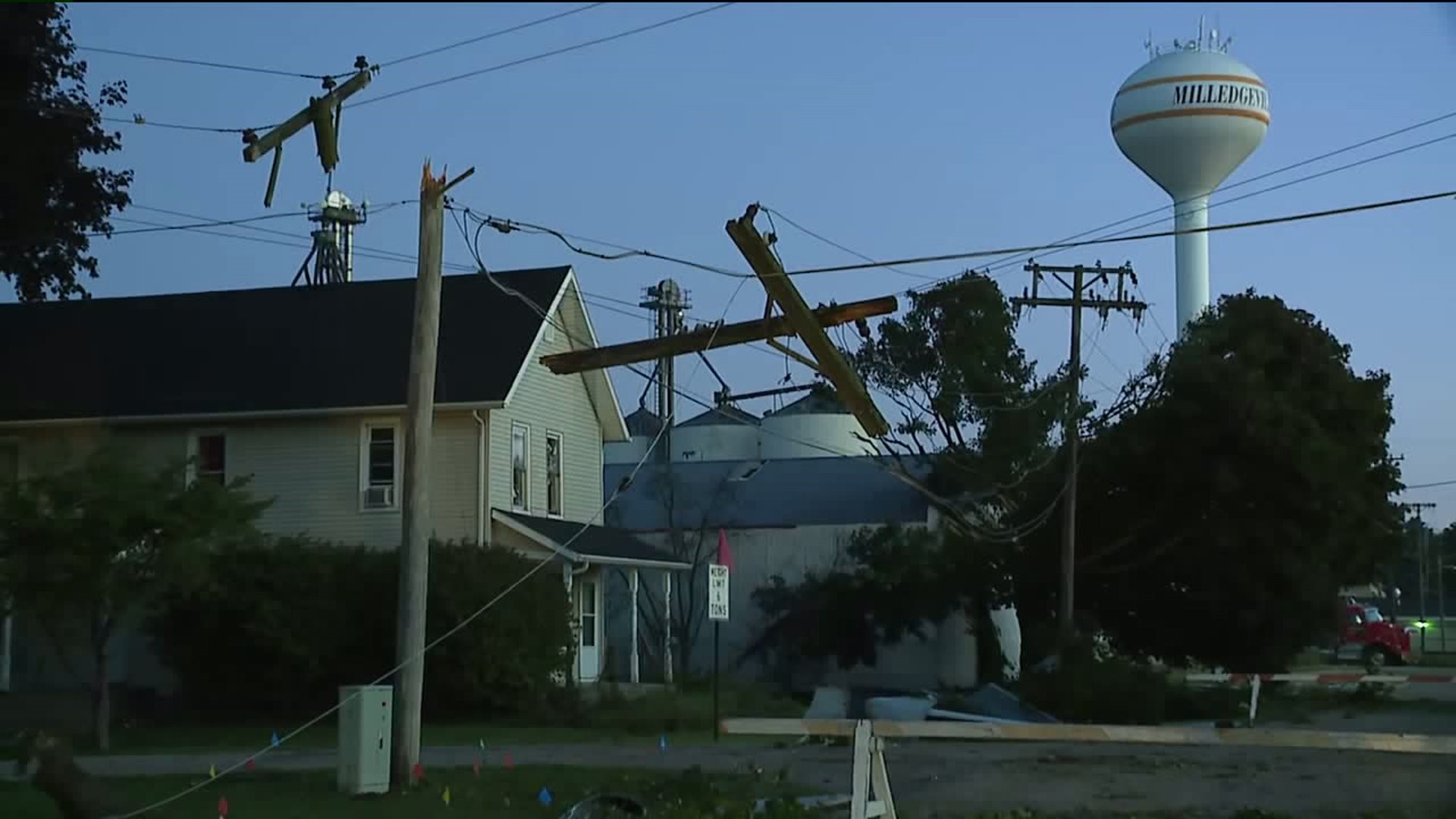 Storm leaves village in Illinois littered with damage