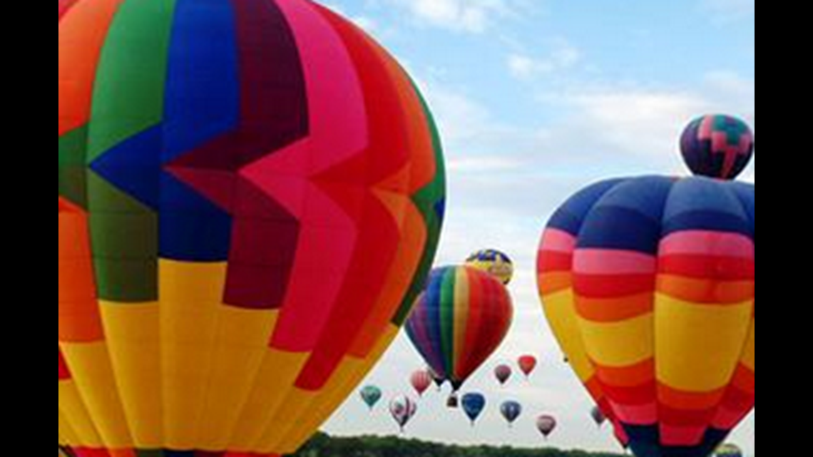 3 injured when hot air balloon lands on electrical wires