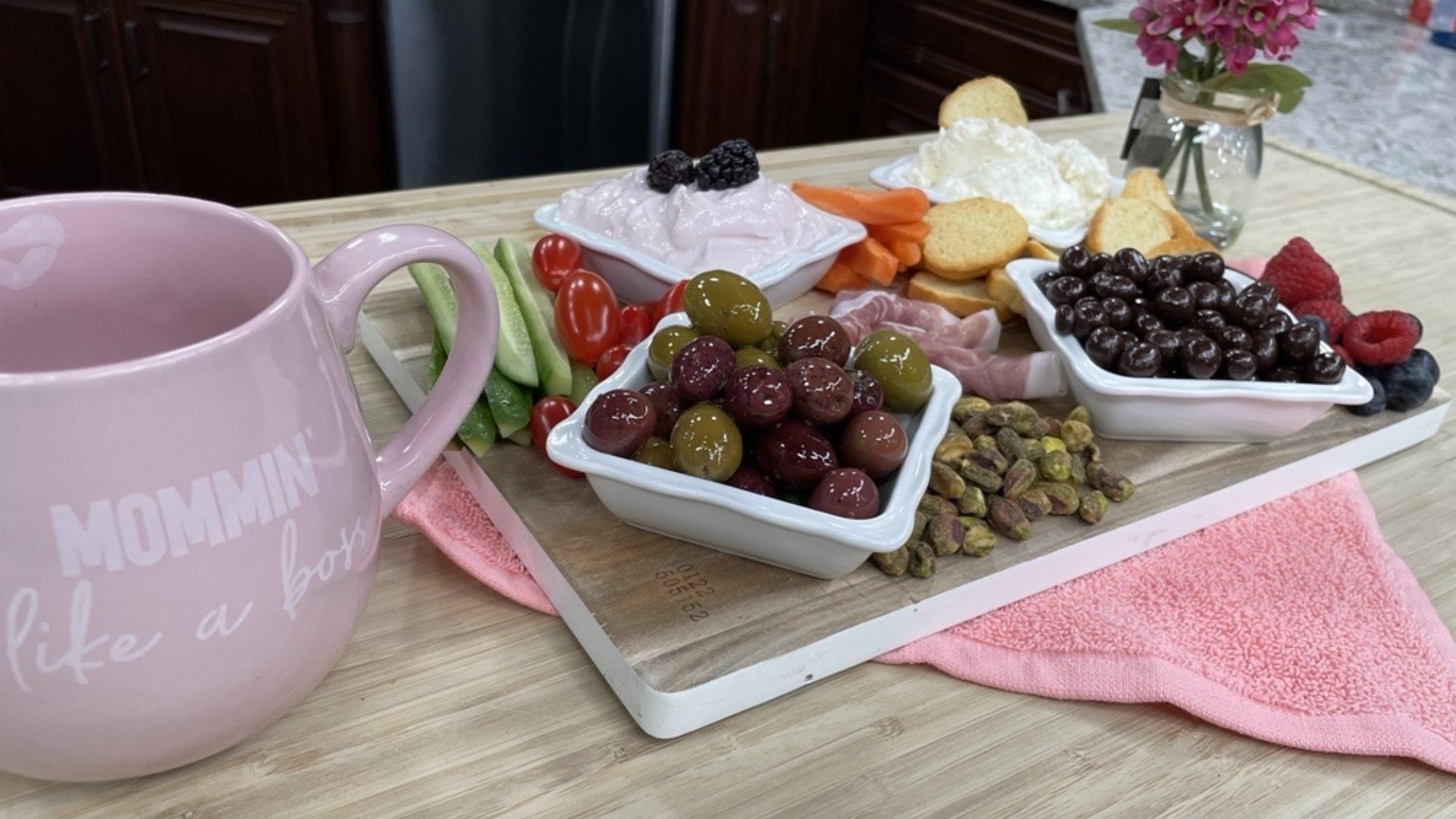 Make this year's Mother's Day extra special with a dietician-inspired brunch board that's packed with fruits, nuts and a few surprises as well!