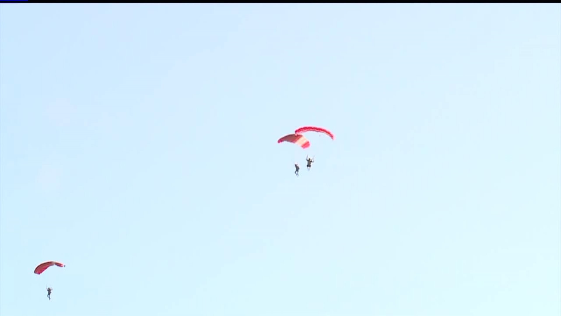 Skydivers collide at festival in Ottawa, Illinois