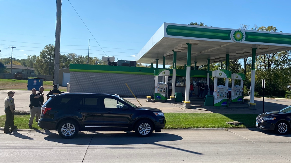 Police searching for suspect in Carbon Cliff gas station robbery - Vimarsana News