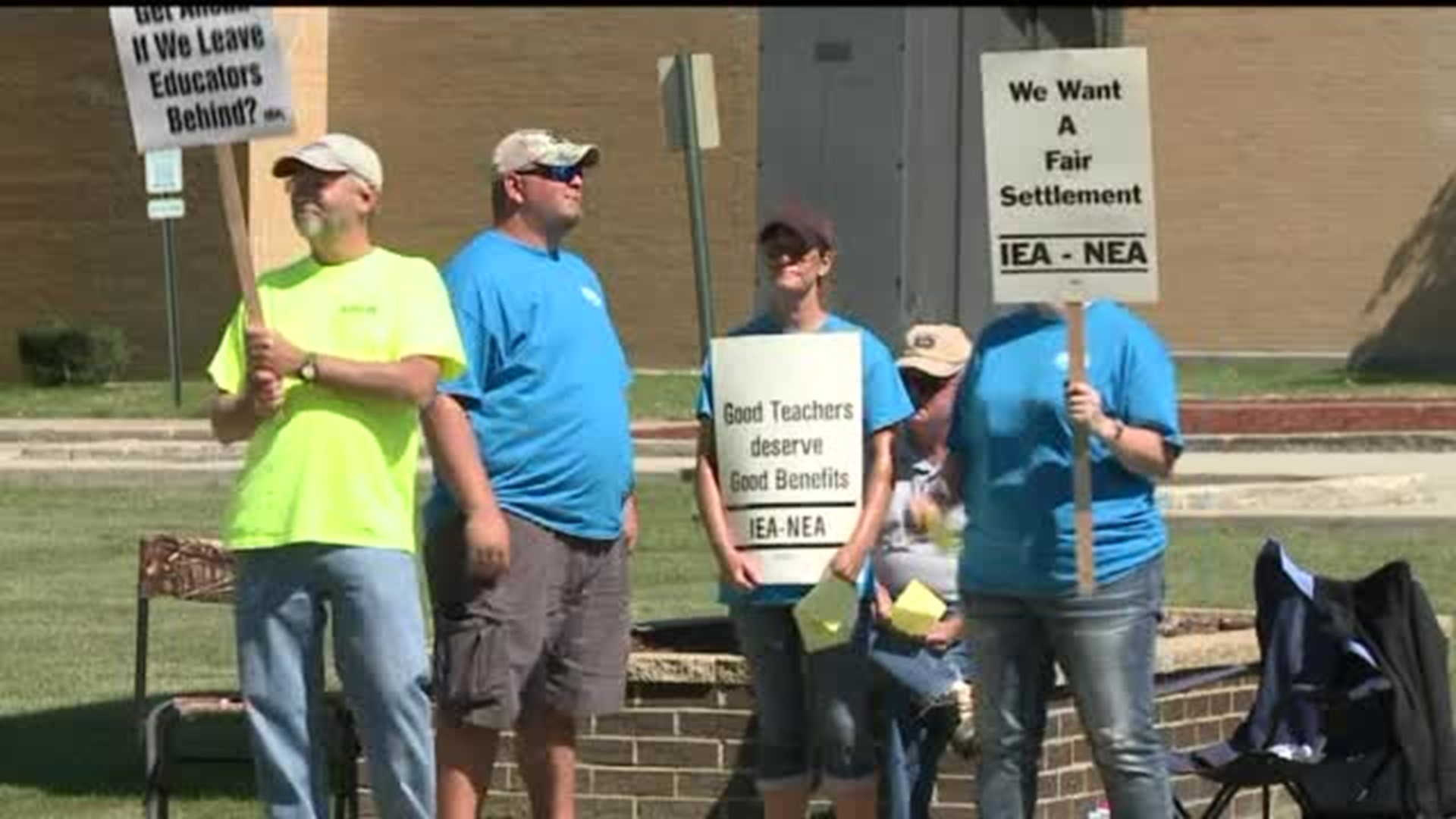 Start of school delayed in Galesburg for teachers strike
