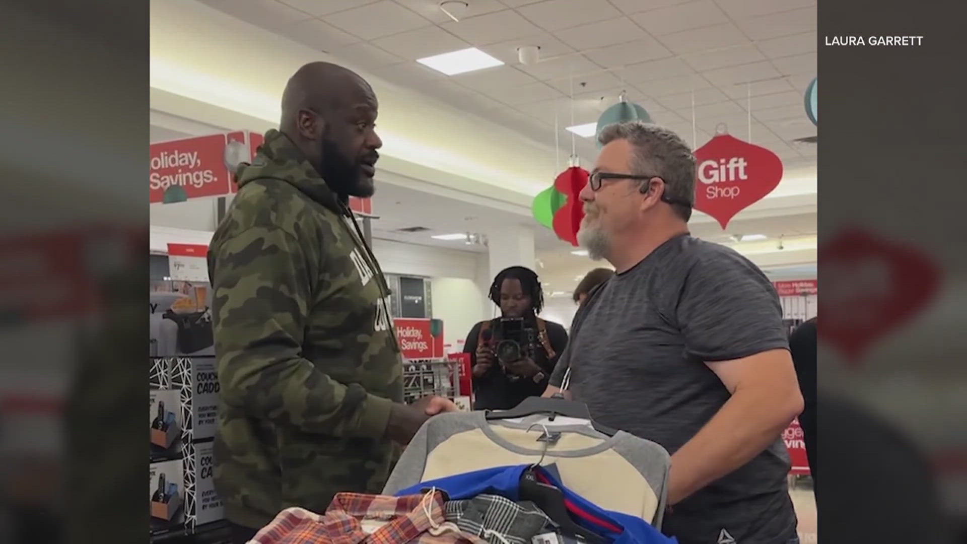 While gifting people free shopping sprees, one couple that O'Neal ran across will spread his kindness to 10 kids in need for the holidays.