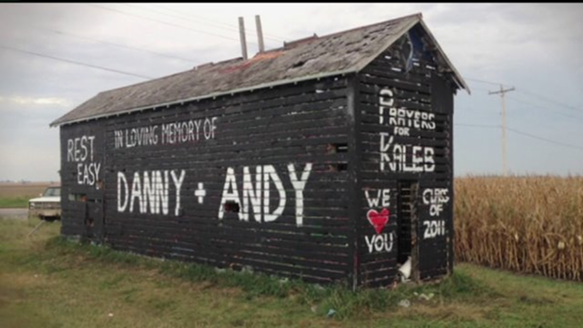 Graffiti barn memorial to victims of fatal crash