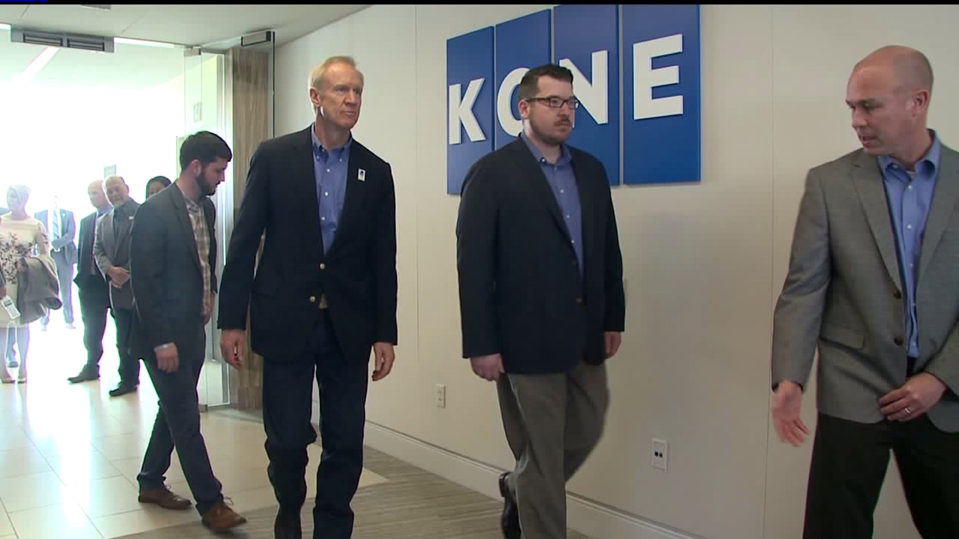 IL Governor Rauner stops at KONE Center in Moline