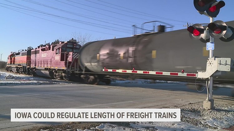 Iowa lawmakers considering bill limiting length of freight trains
