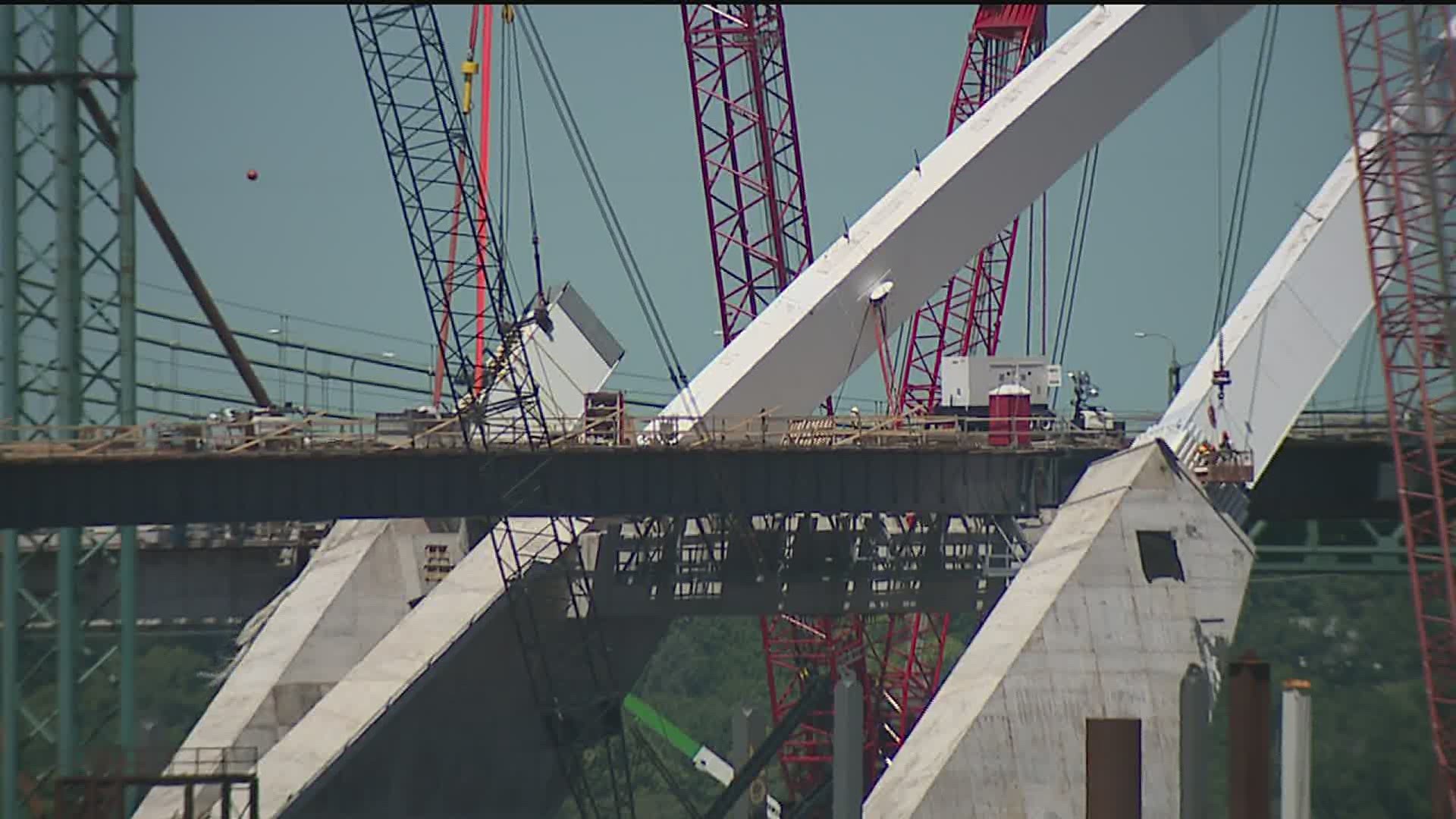 First Arch Piece Installed on Illinois Side