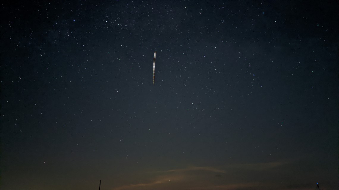 EarthSky  Starlink satellites can look like a plume or train of light