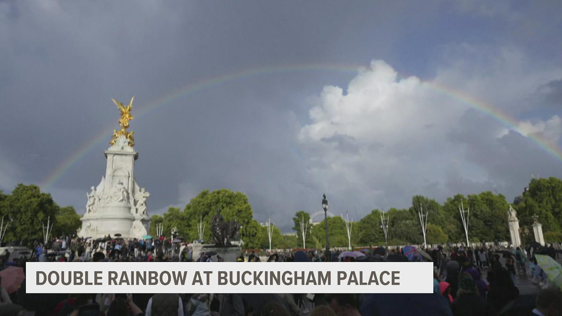 For a brief period, a double rainbow adorned London skies near Buckingham Palace. Shortly after, news spread of the queen's death.