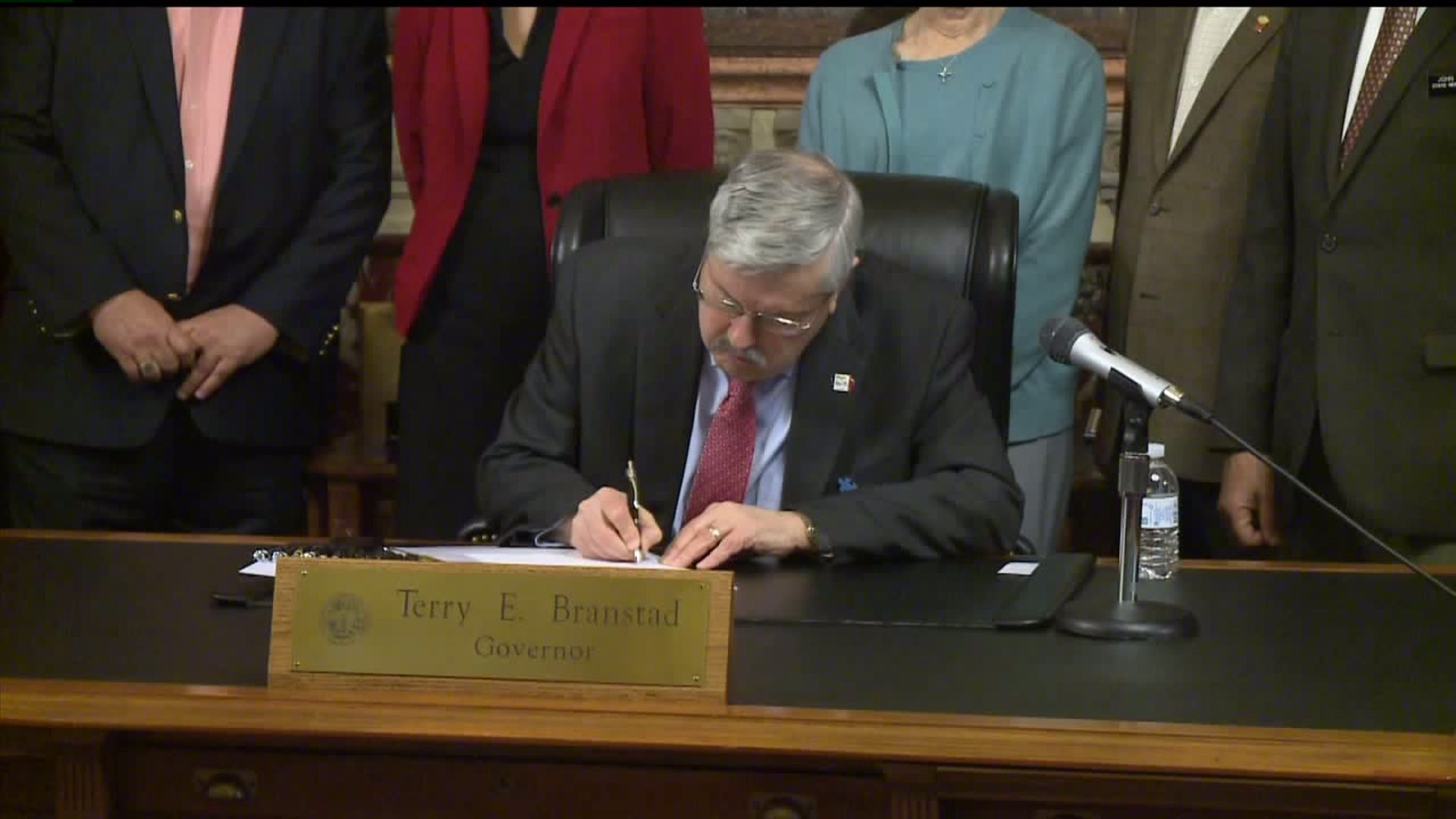 Iowa governor signs law to prevent minimum wage uptick