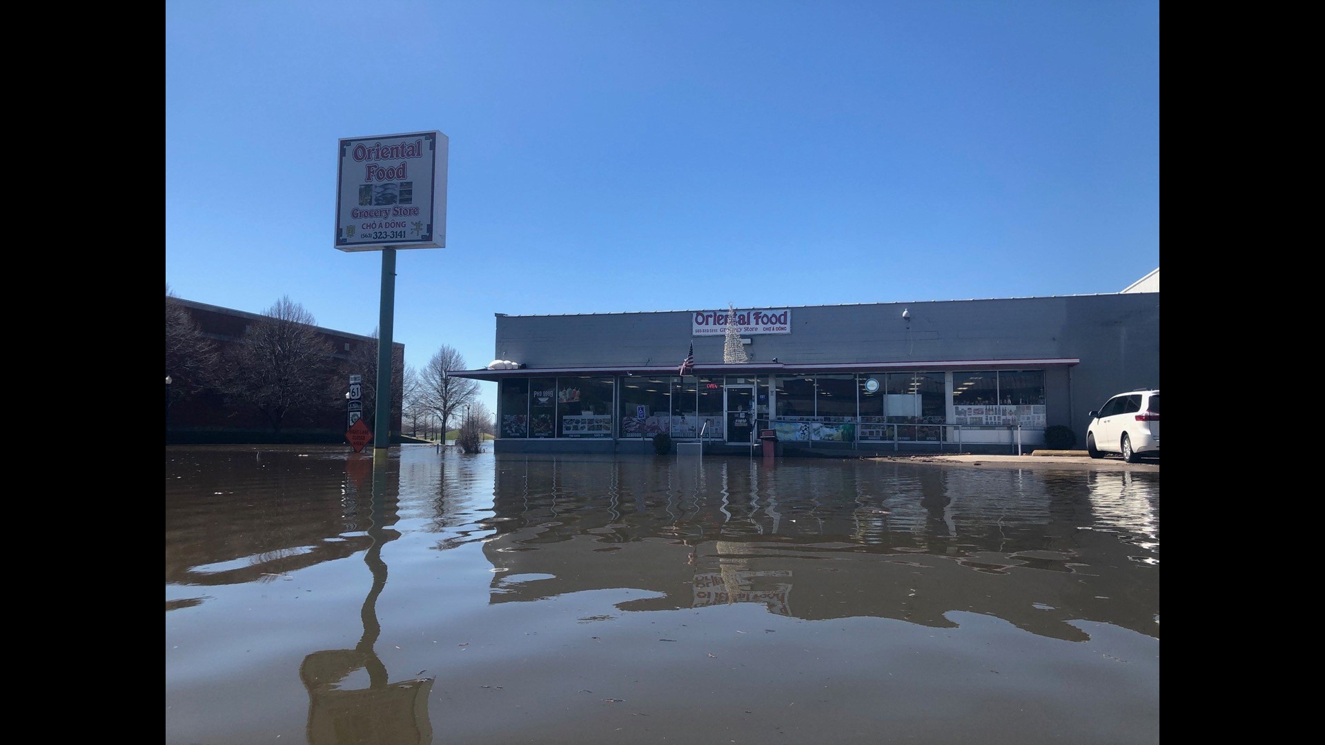 Davenport grocery store defies flood, serves customers by boat