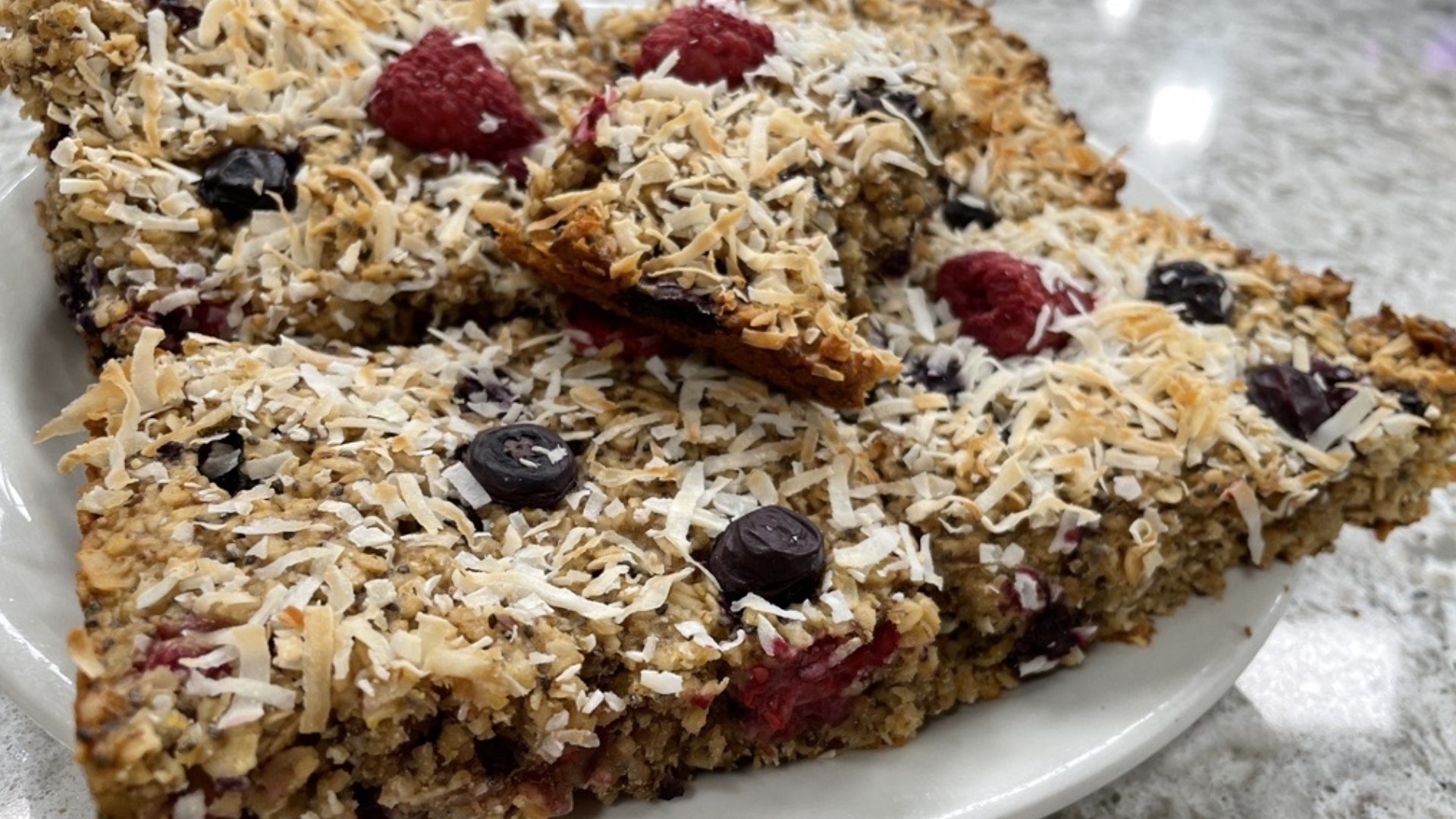 This oatmeal bake can be enjoyed right away or popped into the fridge to have all week long. While it's simple to make, it's also high in sweetness & antioxidants.