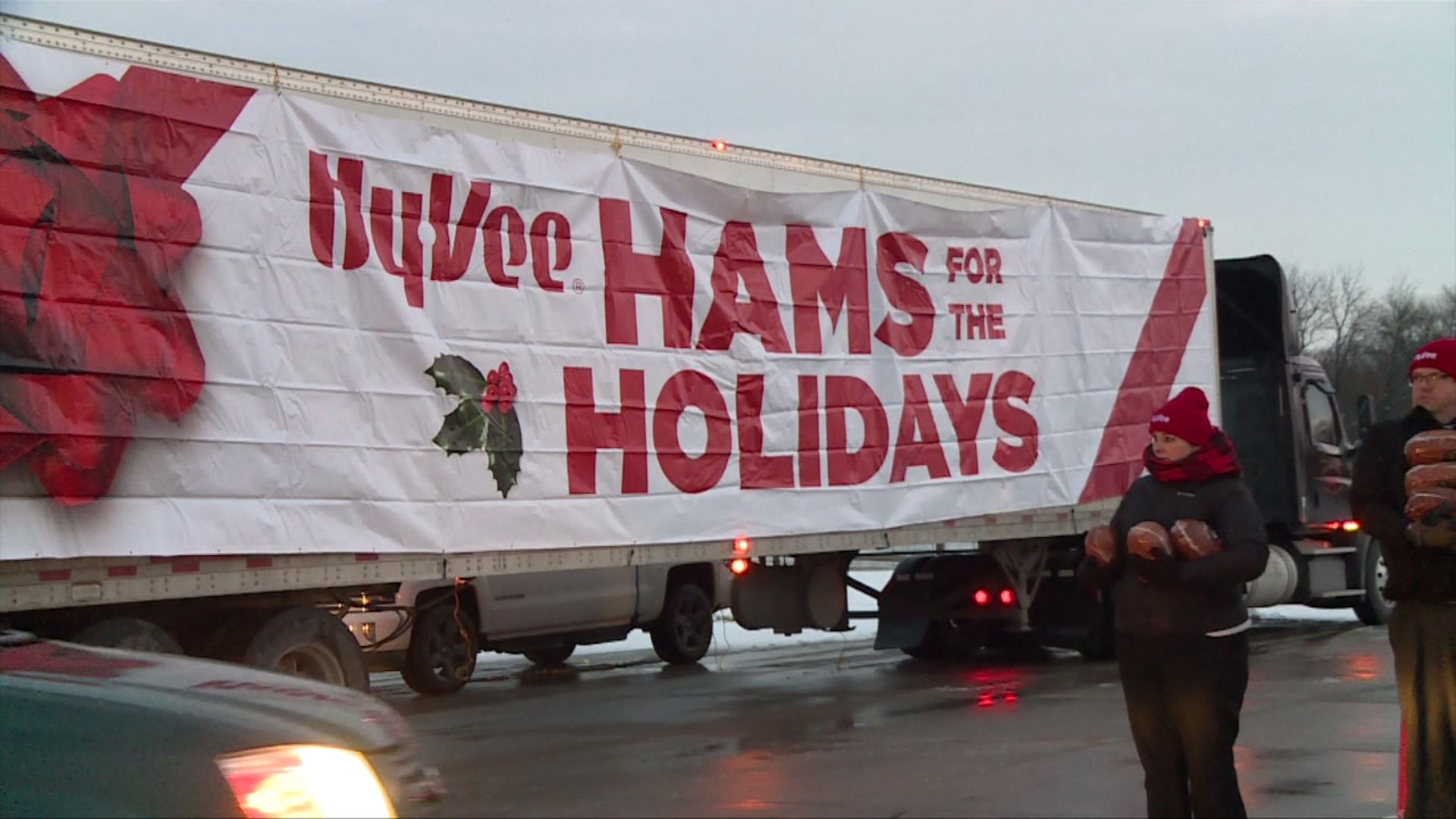 Hyvee gives 400 hams to Quad City area families