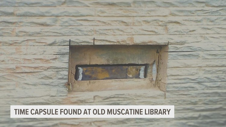 Muscatine Library opens time capsule found at old building