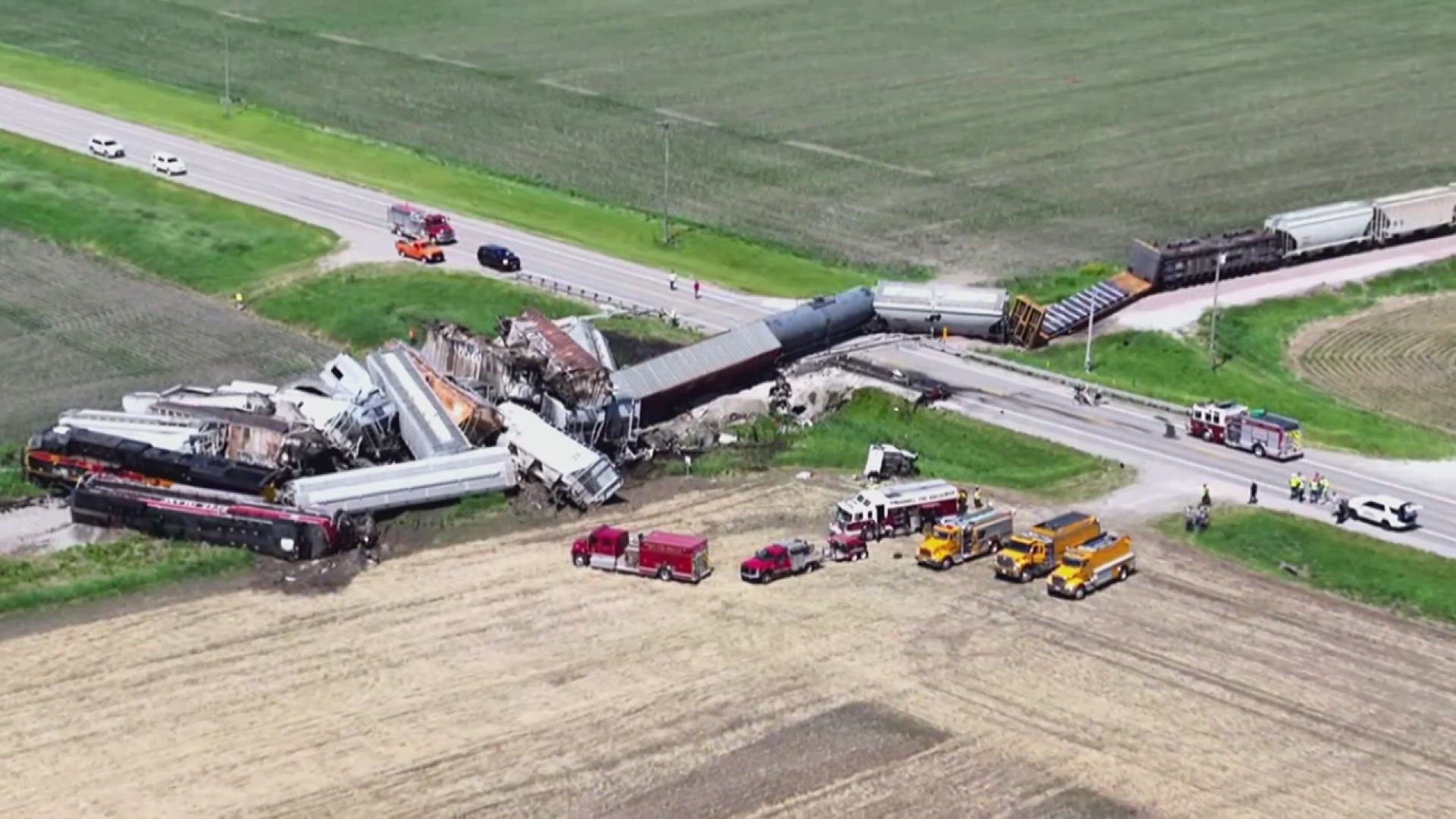 FailingとCountry Road のセット Road reopens after deadly crash between train and semi | wqad.com