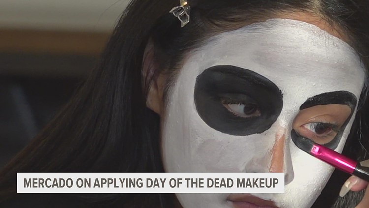 Community members learn 'Katrina' style makeup at Día de los Muertos makeup lesson