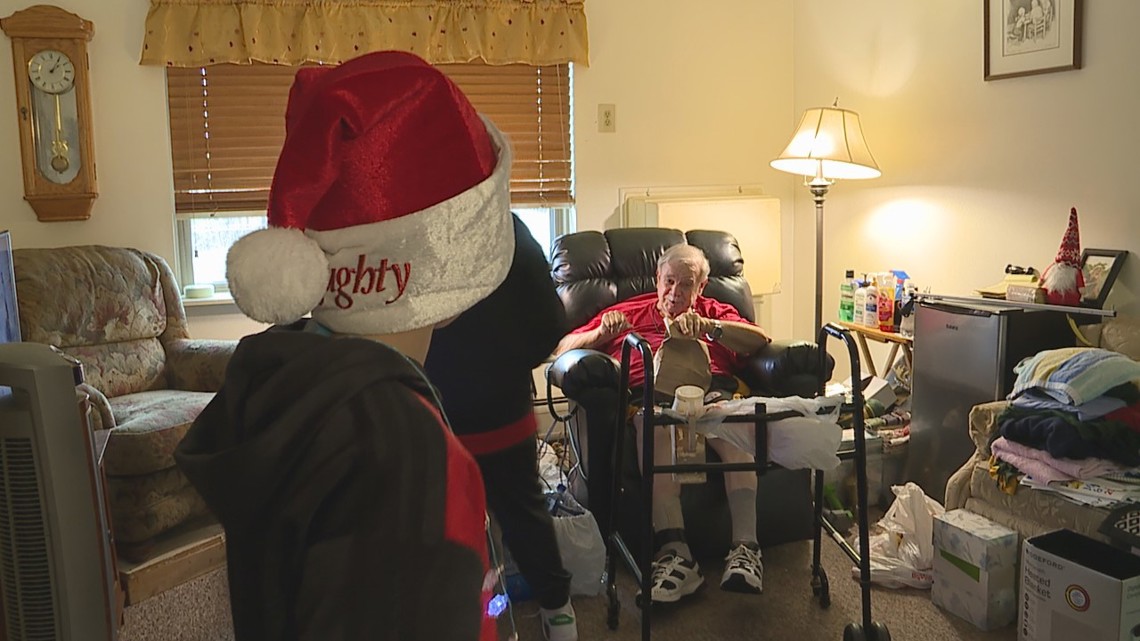 LivWell CARES hand-delivers Thanksgiving meals to Scott Cty seniors