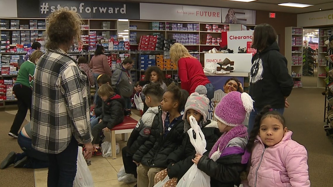 Hundreds of Quad City students receive free new shoes - Vimarsana News