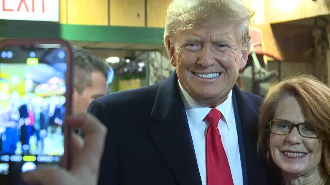 Trump makes surprise stop at Machine Shed in Davenport