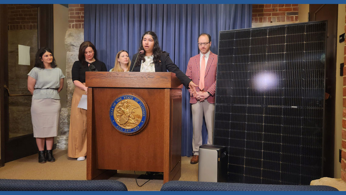 Illinois lawmakers seek measure to make small-scale plug-in solar panels available to renters