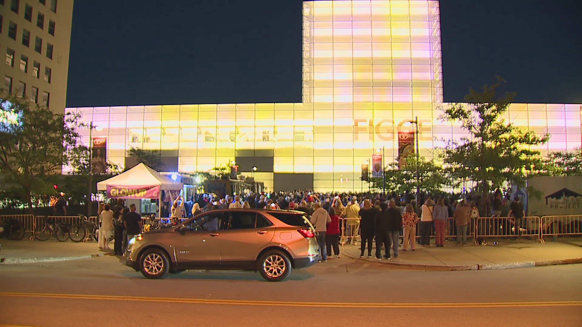 The Figge Art Museum in Davenport is lighting up the city with “Evanescent Field” — a 5,000-foot ribbon of full-color LEDs wrapping the entire building.
