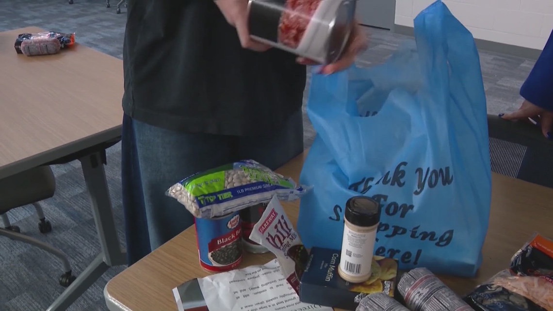 Iowa high schooler working to combat food insecurity in her community