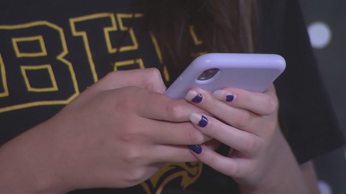 Gov. JB Pritzker wanting Illinois to ban cellphones in classrooms ...