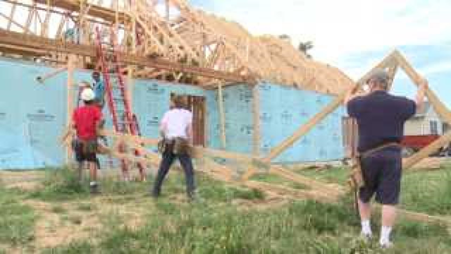 UTHS students build house