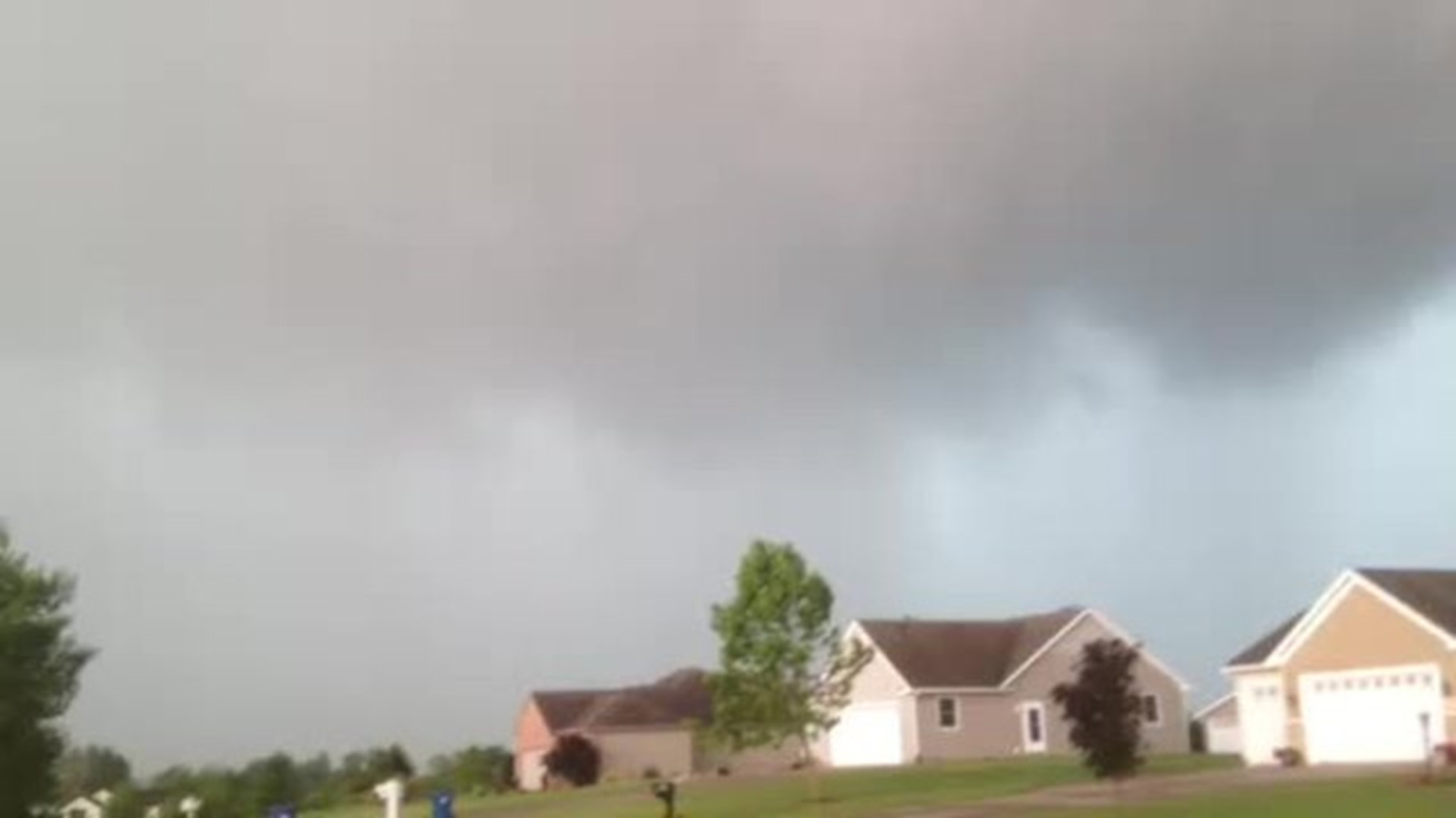Muscatine possible funnel cloud forming 6-24-13 video from Mitchell Mertes