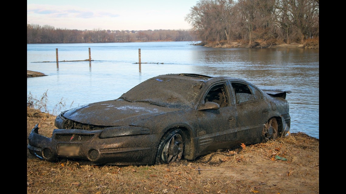Police: Stolen car pulled from Mississippi River after being